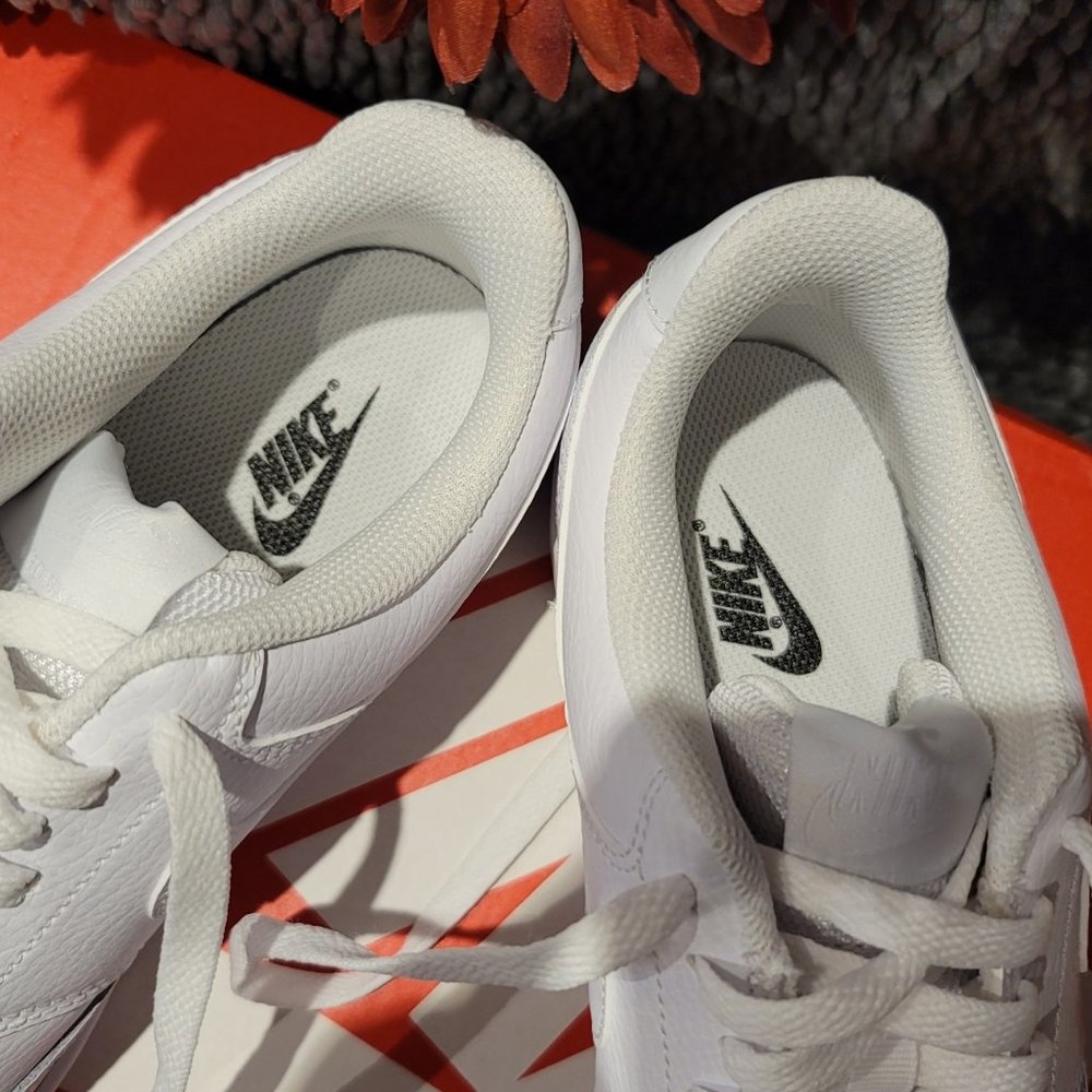 WOMAND'S NEW NIKE 8    $60 FRIM - Picture 2 of 6